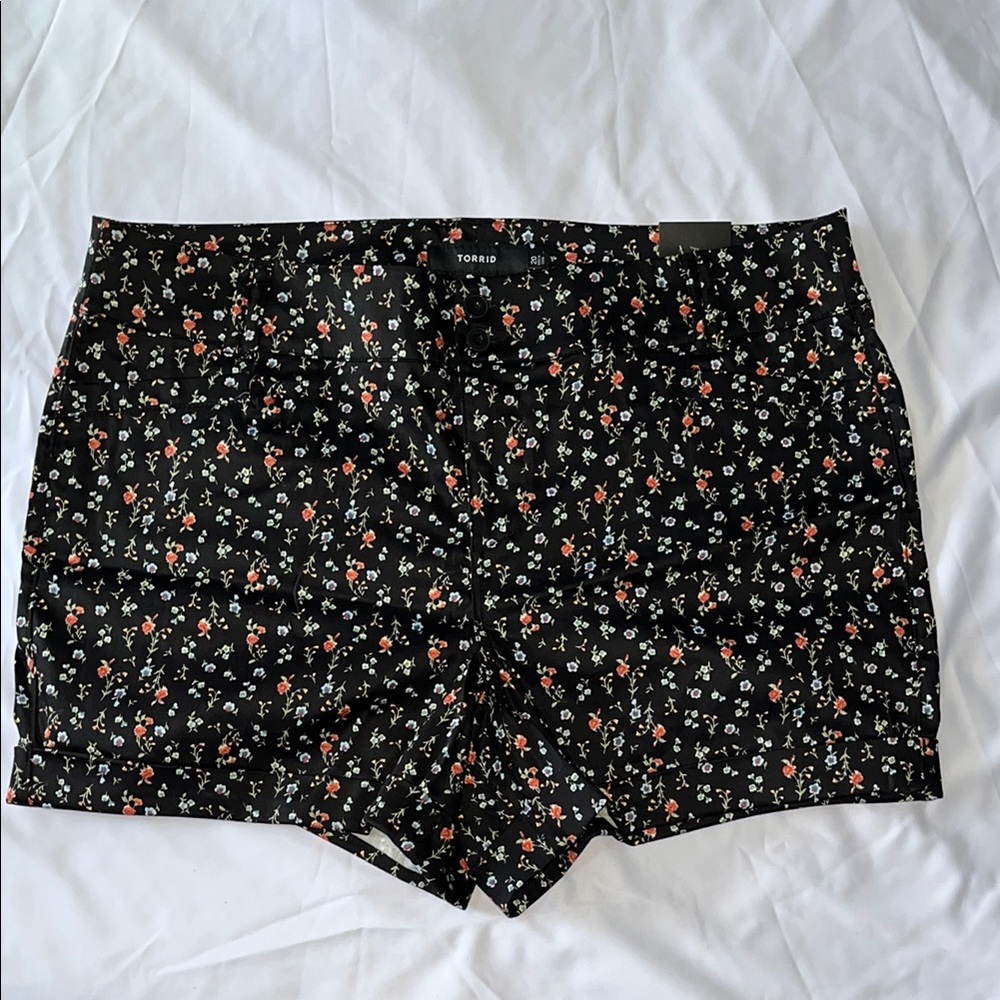 Torrid 5 Inch Relaxed Stretch Sateen Mid Rise Short NWT Size 2